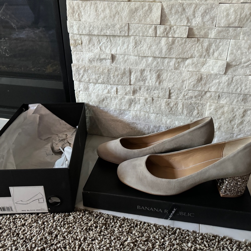 Banana Republic Suede Tan lie pumps Size 8